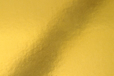 黄色和白色面积地毯
